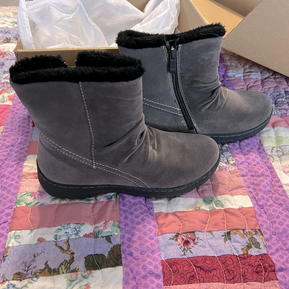 Journee Collection Kodiak size 6 gray boots